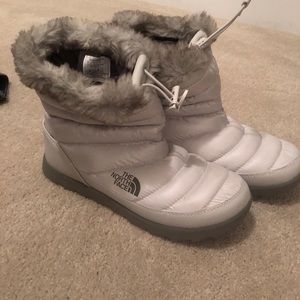 Whit snow boots